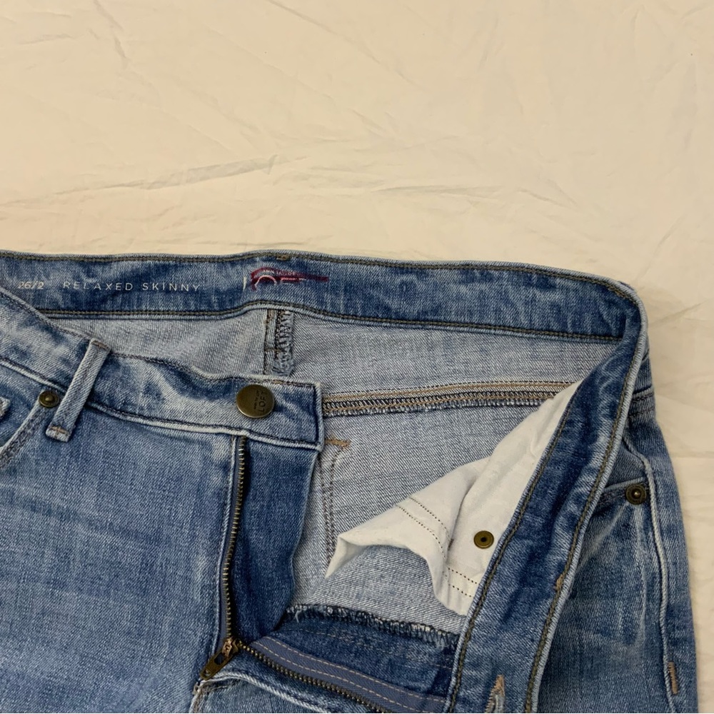 Ann Taylor Loft Relaxed Skinny Jeans 
Size 2/26 
Light Wash Distressed Denim - Picture 8 of 16